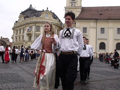 Maifestulelevilor de la Colegiul Brukenthal, în Piața Mare din Sibiu/Hermannstadt, 2010. Foto: Holger Wermke, sursa: Traditionen.evang.ro