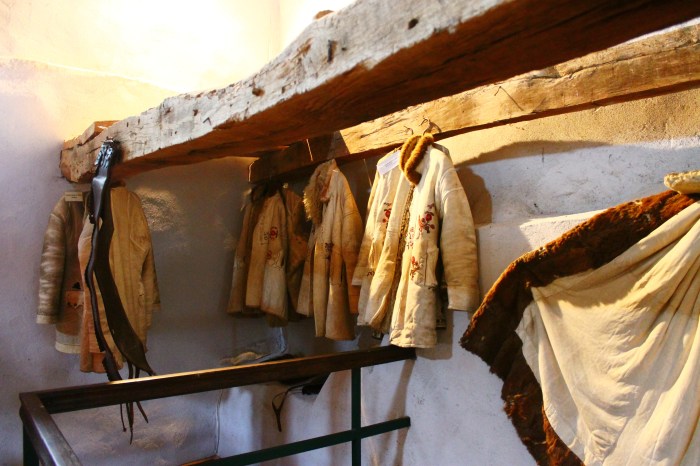 Haine săsești expuse în muzeul etnografic din cetatea Câlnic