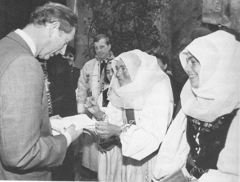 Prima vizită a Prințului Charles în satele din Transilvania, la Moșna. Sara Dootz, în costum tradițional săsesc, îi dăruiește Prințului Charles un prosop țesut manual.
