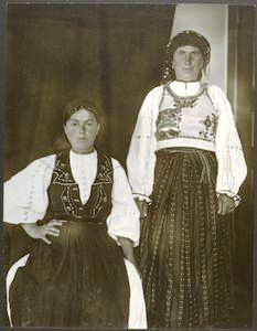 Femei din Transilvania? fotografiate la biroul de imigrări de pe Ellis Island, cca 1906-1914, Sursa foto si mai multe imagini cu imigranți din spațiul românesc de astăzi. http://digitalgallery.nypl.org