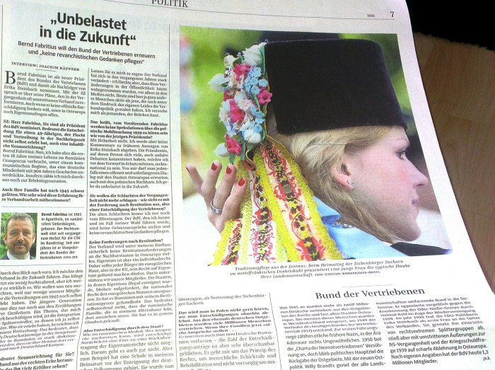 Sașii în Germania:  pagina 7 a "Süddeutsche Zeitung" din 10.07.2014, cu imaginea unei tinere săsoaice prezentând Borten-ul (toca de catifea neagră împodobită, purtată de fete de la confirmare la căsătorie) la Întâlnirea sașilor de la Dinkelsbühl 2014. Un interviu cu dr Bernd Fabritius, Președintele Asociației Sașilor Transilvăneni, recent nominalizat la președinția Uniunii Etnicilor Germani Expatriați/Bund der Vertriebenen (BdV), ocupată până acum de Erika Steinbach. Probabil articolul va fi disponibil și online în curând.