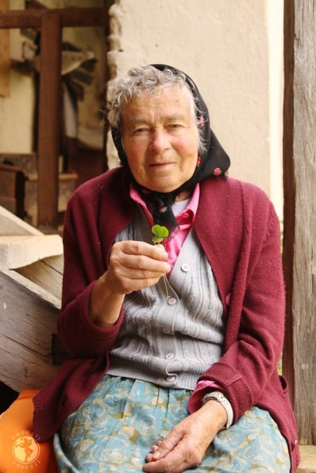 Doamna Sara Dootz curatorul bisericii din Viscri și trifoiul cu patru foi pe care l-am găsit în curtea bisericii și i l-am dăruit. Un izvor nesecat de povești, una dintre comorile reale ale Viscriului. 