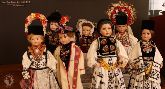 O lume expresivă, în miniatură: păpuși îmbrăcate în Tracht, costumul tradițional săsesc, în toată diversitatea lui în spațiul transilvan, expuse la Casa Teutsch din Sibiu.