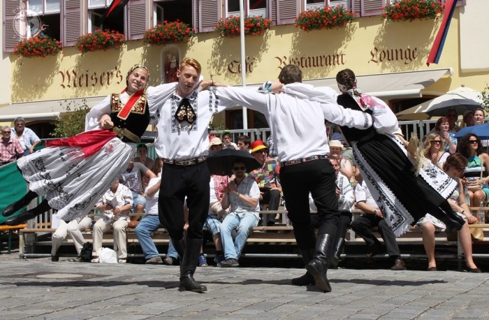 Dans săsesc la Întâlnirea de la Dinkelsbuehl, iunie 2014. Foto: Mihaela Kloos
