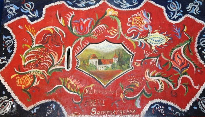 Ladă de vecinătate expusă la muzeul etnografic din Valea Viilor/Wurmloch/Nagybaromlak, în incinta bisericii fortificate.