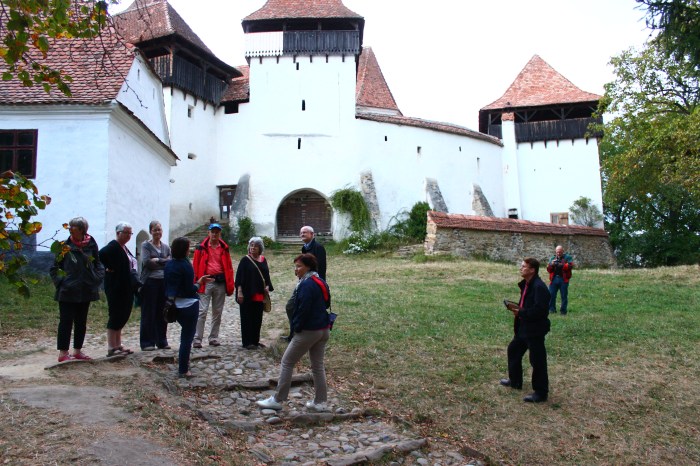 Plimbarea de seară prin Viscri, cu o primă oprire la biserică. Aici am început o poveste pe care a continuat-o doamna Sara Dootz a doua zi