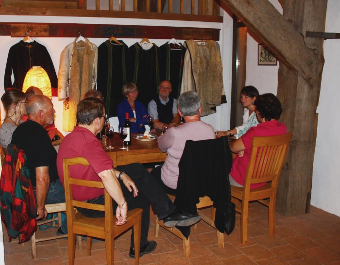 Seară de povești săsești într-o atmosferă splendidă la pensiunea Viscri 125