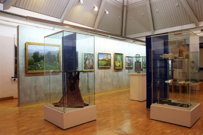 SMG_Saalaufnahmen_Abb002: Blick in den zentralen Ausstellungssaal © Siebenbürgisches Museum Gundelsheim 