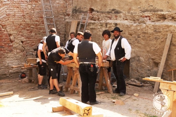 Calfele călătoare restaurând biserica fortificată din Biertan/Birthälm, în vara 2014.