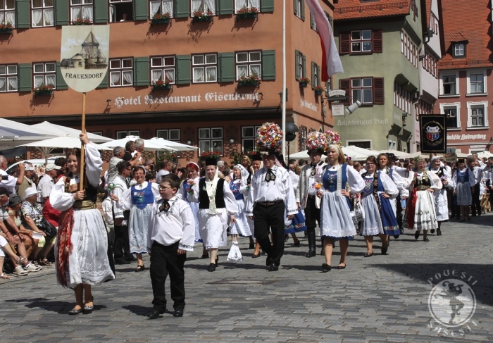 Sașii din Axente Sever, purtând buchetele specifice de Blumenfest, la Întâlnirea anuală de la Dinkelsbuehl