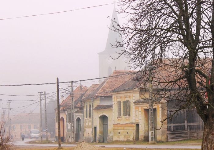 Straße in Reichesdorf mit der Kirche im Hintergrund. Foto: Mihaela Kloos-Ilea